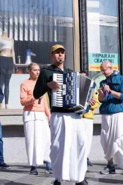 Chisinau, Moldova - 15 Ekim 2022: Hare Krishnas şehirde dans edip şarkı söylüyor