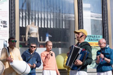 Chisinau, Moldova - 15 Ekim 2022: Hare Krishnas şehirde dans edip şarkı söylüyor