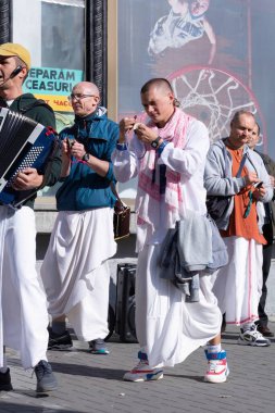 Chisinau, Moldova - 15 Ekim 2022: Hare Krishnas şehirde dans edip şarkı söylüyor