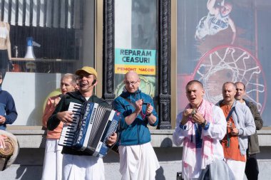 Chisinau, Moldova - 15 Ekim 2022: Hare Krishnas şehirde dans edip şarkı söylüyor