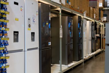 Chisinau, Moldova - 6 Kasım 2022: Süpermarket, toptan hipermarket Metro Cash Carry. Mutfak için malzeme bölümü. Buzdolapları ile gösteri