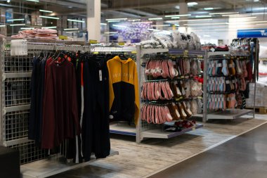 Chisinau, Moldova - 6 Kasım 2022: Metro Cash Carry spor giyim bölümü. Seçici odak, yüzeysel alan derinliği