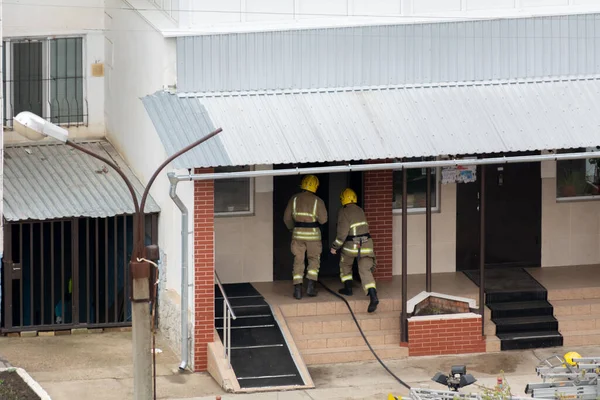 消防队员到达火灾现场 进入一幢公寓楼的入口灭火 — 图库照片
