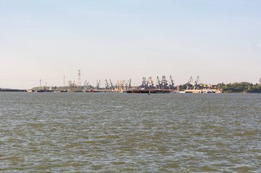 Tuna nehri kıyısındaki modern sanayi limanına bakın.