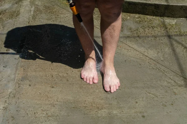 Homem Branco Mangueiras Seus Pés Com Água Dia Quente Verão — Fotografia de Stock