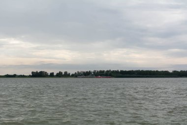 Feribottan Tuna Nehri 'nin manzarası. Tuna Nehri kıyısında bir feribot. Seçici odak, yüzeysel alan derinliği