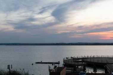 Siutghiol Gölü olarak da bilinen Siut Grill nehir kıyısında gün batımı. Seçici odak, yüzeysel alan derinliği