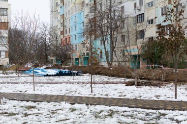 Mavi boru tesisatı. Plastik polipropilen boru. Çok katlı bir bina için hijyenik, kanalizasyon sistemi. Sivil altyapı boruları, su hatları ve kanalizasyonlar. Seçici odak, sığ derinlik