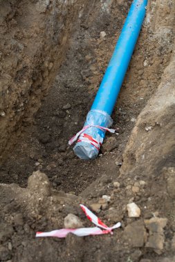 Tesisat borusu döşenmiş. Plastik polipropilen boru. Çok katlı bir bina için hijyenik, kanalizasyon sistemi. Sivil altyapı boruları, su hatları ve kanalizasyonlar. Seçici odak, sığ derinlik