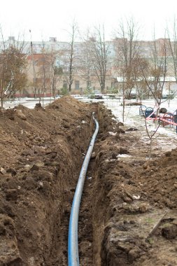 Tesisat borusu döşenmiş. Plastik polipropilen boru. Çok katlı bir bina için hijyenik, kanalizasyon sistemi. Sivil altyapı boruları, su hatları ve kanalizasyonlar. Seçici odak, sığ derinlik