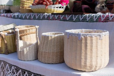 Depolama sepetleri. Mısır yaprağından sepetler hasır. Balkanlar ve Doğu Avrupa Halk Sanatı.
