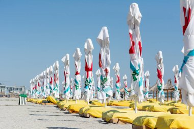 Mamaia, Constanta, Romanya - 8 Eylül 2023 Heineken bira şirketinin etiketli plaj şemsiyeleri. Karadeniz kıyısında toplanmış plaj şemsiyeleri ve plaj sandalyeleri