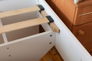 Kırık yatak. Çatalları bağlamak için kırık kiriş. Bastırılmış bitkiden yapılmış kiriş. Yatak tamiri. Seçici odaklanma. Sığ alan derinliği