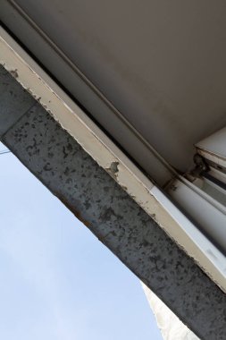 Pencerenin etrafındaki yüzün alçısını açıyorum. Bir apartmanın dış cephesinin izolasyonu. Dış cepheyi köpük plastikle yalıtım için hazırlıyorum. Seçici odak, yüzeysel alan derinliği