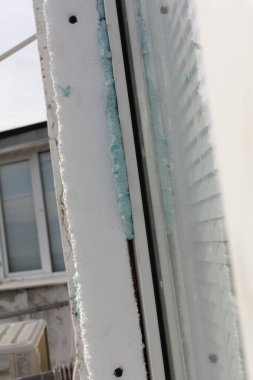 Polistiren köpük, binanın ön cephesine mavi köpükle tutturulmuş. Bir apartmanın dış cephesinin izolasyonu. Dış cepheyi polistiren köpükle yalıtım için hazırlıyorum. Seçici odak, yüzeysel alan derinliği