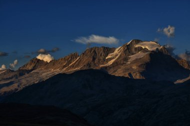 Gran Paradiso 'nun akşam manzarası, Tre Becchi göllerinden alındı.