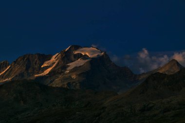 Gran Paradiso 'nun akşam manzarası, Tre Becchi göllerinden alındı.