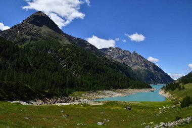 Moulin Meydanı 'nın güzel barajı, Valle d' Aosta 'da, zümrüt yeşili renkleriyle