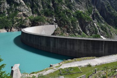 Moulin Meydanı 'nın güzel barajı, Valle d' Aosta 'da, zümrüt yeşili renkleriyle