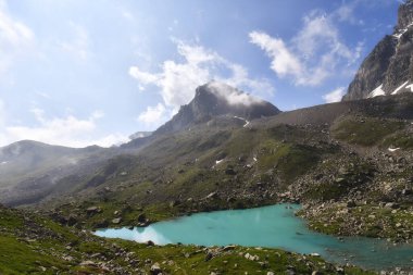 Chiaretto Gölü, Monviso yamaçlarında, muhteşem turkuaz sularıyla