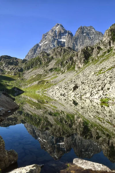 Monviso 'nun yansıdığı küçük Fiorenza gölü..