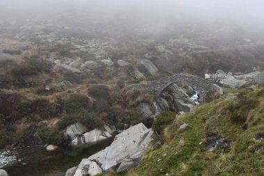 Piedmont 'taki Chiusella nehrinin üzerindeki antik Roma köprüsü.