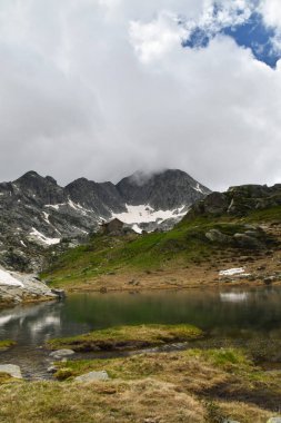 Barma Gölü, büyüleyici bir alp gölü, Aosta Vadisi 'ndeki aynı isimli tepenin altında.