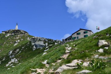 Mombarone tepesi, Piedmont ve Aosta Vadisi arasındaki panoramik zirve.