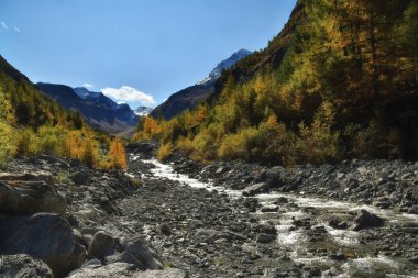 Aosta yakınlarındaki Clavalit Vadisi sonbahar renkleriyle göz kamaştırıcı..