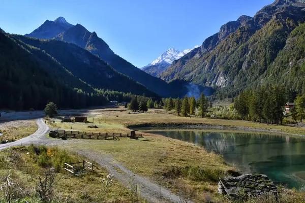 Aosta yakınlarındaki Clavalit Vadisi sonbahar renkleriyle göz kamaştırıcı..