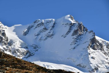 Gran Paradiso 'nun kuzey yüzü, Valsavaranche' deki Chabot sığınağına tırmanırken görüldü..