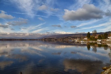 Viverone Gölü, Biella bölgesinde küçük bir su kütlesi..