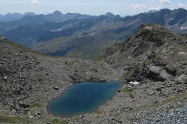 Colle Fussy yakınlarındaki Aosta Vadisi 'ndeki küçük Gelato Gölü..