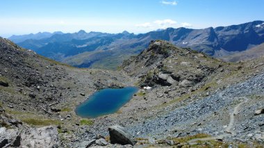 Colle Fussy yakınlarındaki Aosta Vadisi 'ndeki küçük Gelato Gölü..