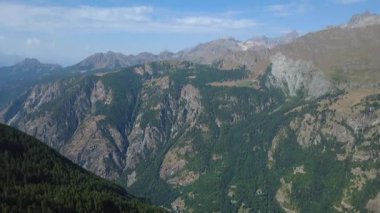 Matterhorn manzaralı Valturnanche üzerinde uçmak