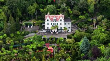Monte Palace Tropikal Bahçesi 'nde, Madeira yakınlarındaki yemyeşil bir alanda tarihi bir binadan çekilen hava aracı görüntüleri.