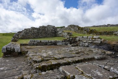 Hadrian 'ın Duvarı, Northumberland, İngiltere' deki Roma Kalesi.