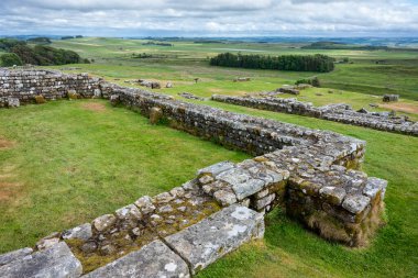 Hadrian 'ın Duvarı, Northumberland, İngiltere' deki Roma Kalesi.