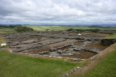 Hadrian 'ın Duvarı, Northumberland, İngiltere' deki Roma Kalesi.