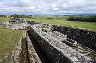 Hadrian 'ın Duvarı, Northumberland, İngiltere' deki Roma Kalesi.