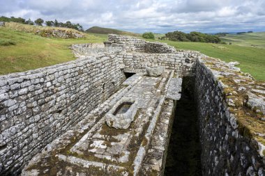 Hadrian 'ın Duvarı, Northumberland, İngiltere' deki Roma Kalesi.