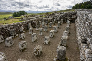 Hadrian 'ın Duvarı, Northumberland, İngiltere' deki Roma Kalesi.