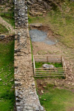 Hadrian 'ın Duvarındaki Sycamore Gap ağaç kesiminin sonuçlarını gösteriyor, Northumberland, İngiltere