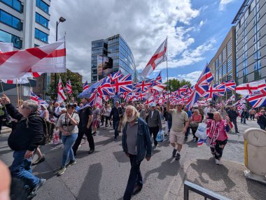Manchester, İngiltere, 2 Ağustos 2025. İngiltere ilk protesto yürüyüşü şehir merkezinde, protestocuları ve protestocuları çekti, polis de gösterileri ve kalabalıkları yönetmek için hazır bulundu..