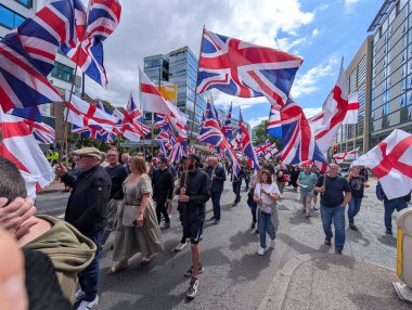 Manchester, İngiltere, 2 Ağustos 2025, İngiltere Gösterileri yönetmek ve karşı protestocularla çatışmayı önlemek için polis eşliğinde kent merkezinde ilk protesto yürüyüşü.