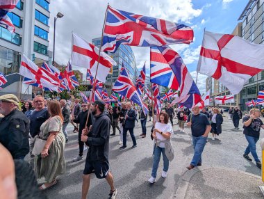 Manchester, İngiltere, 2 Ağustos 2025, İngiltere Gösterileri yönetmek ve karşı protestocularla çatışmayı önlemek için polis eşliğinde kent merkezinde ilk protesto yürüyüşü.