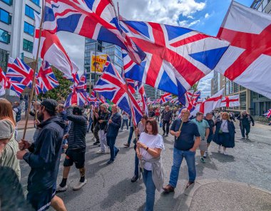 Manchester, İngiltere, 2 Ağustos 2025, İngiltere Gösterileri yönetmek ve karşı protestocularla çatışmayı önlemek için polis eşliğinde kent merkezinde ilk protesto yürüyüşü.
