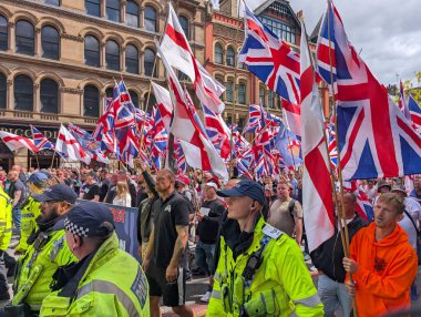 Manchester, İngiltere, 2 Ağustos 2025, İngiltere Gösterileri yönetmek ve karşı protestocularla çatışmayı önlemek için polis eşliğinde kent merkezinde ilk protesto yürüyüşü.