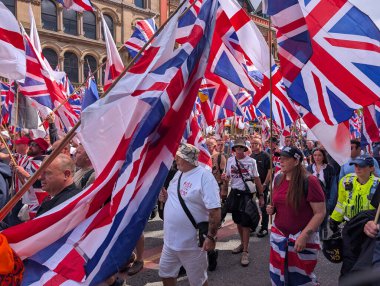 Manchester, İngiltere, 2 Ağustos 2025, İngiltere Gösterileri yönetmek ve karşı protestocularla çatışmayı önlemek için polis eşliğinde kent merkezinde ilk protesto yürüyüşü.