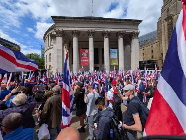 Manchester, İngiltere, 2 Ağustos 2025, İngiltere Gösterileri yönetmek ve karşı protestocularla çatışmayı önlemek için polis eşliğinde kent merkezinde ilk protesto yürüyüşü.